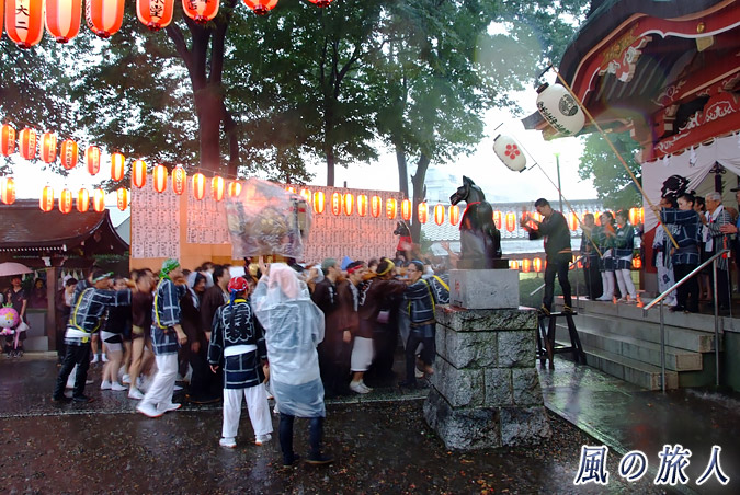 若林稲荷神社の神輿渡御2013年　収まった神輿の写真