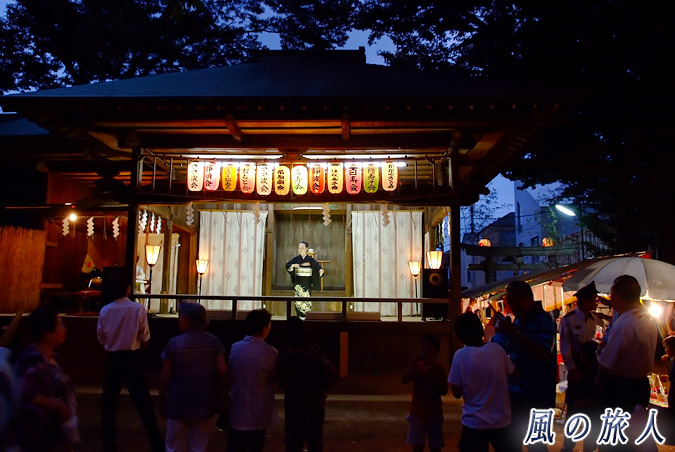 駒繋神社秋祭り　宵宮　奉納演芸　神楽殿での民舞の様子を写した写真
