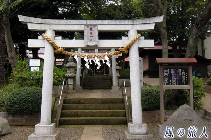 弦巻神社　鳥居と参道の写真