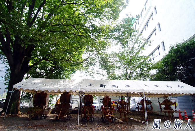 上町天祖神社の秋祭り　並べられた神輿と太鼓の写真