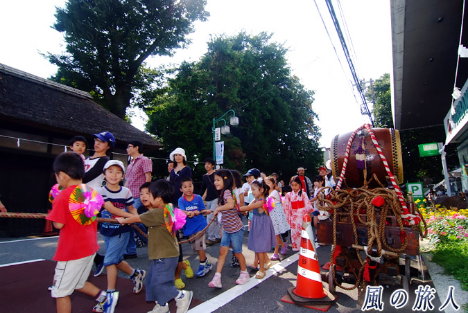 上町天祖神社の秋祭り　太鼓車を引く子供たちの写真