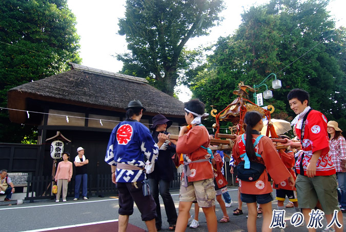 上町天祖神社の秋祭り　代官屋敷前を行く子供神輿の写真