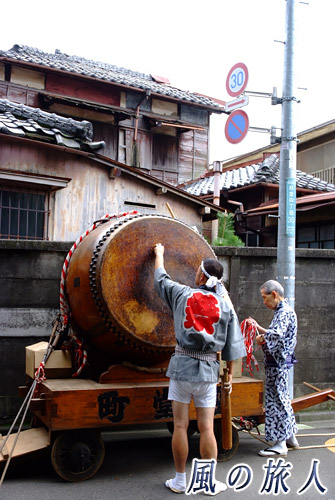 経堂天祖神社の神輿渡御　大太鼓の準備の写真