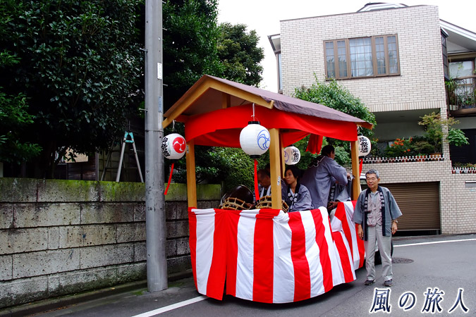 経堂天祖神社の神輿渡御　2009年　先導するお囃子トラックの写真