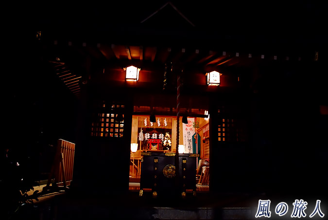 宇山稲荷神社の秋祭り　夜の拝殿の写真