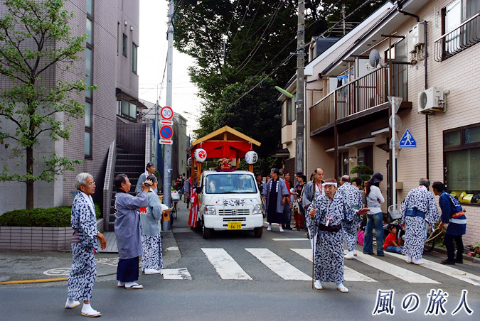 経堂天祖神社の神輿渡御　2009年　出発前の太鼓行列の写真