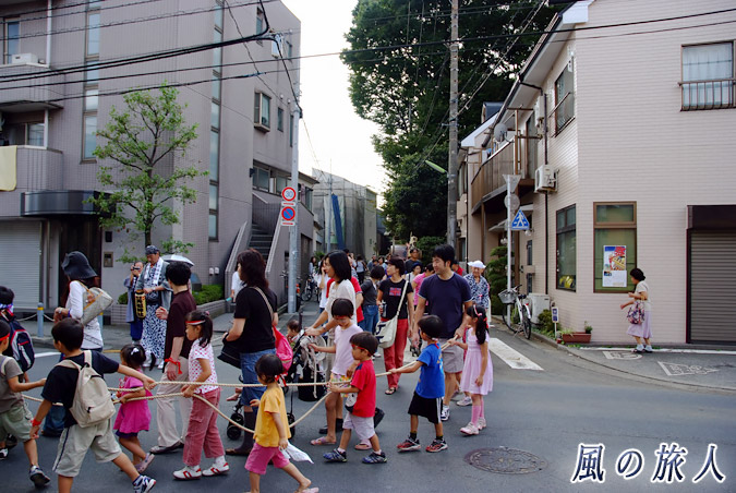 経堂天祖神社の神輿渡御　2009年　太鼓引きに参加している子供たちの写真