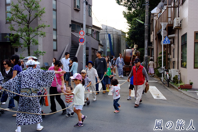 経堂天祖神社の神輿渡御　2009年　張り切る老人の写真
