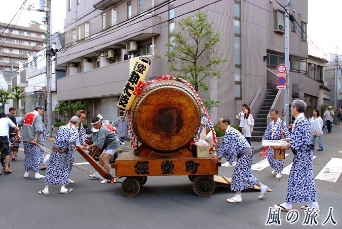 経堂天祖神社の神輿渡御　2009年　太鼓山車の写真