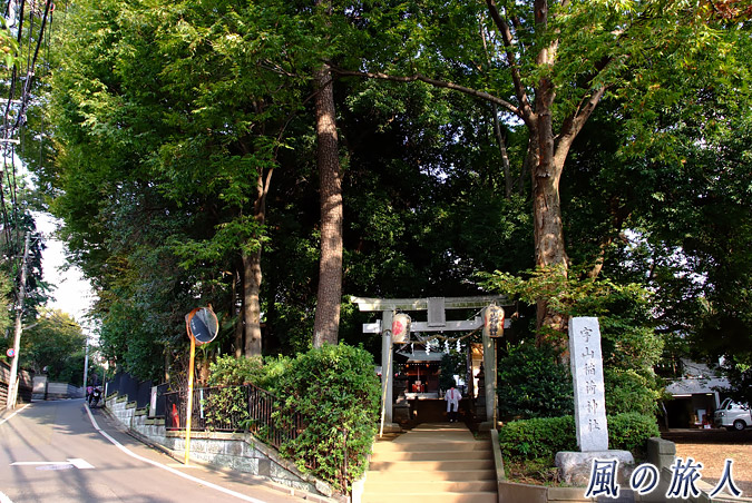 木々に覆われた宇山稲荷神社の写真