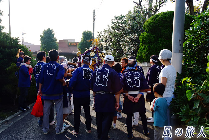 宇山稲荷神社　神輿渡御2009年　環八へ向かう神輿の写真