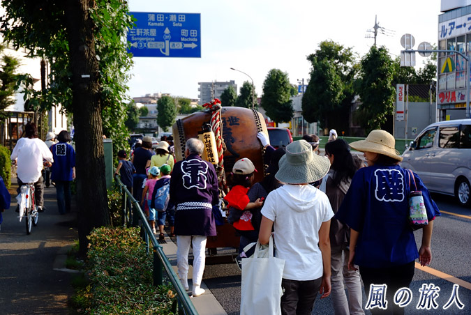 宇山稲荷神社　神輿渡御2009年　環八を進む太鼓車の写真