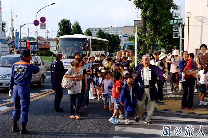 宇山稲荷神社　神輿渡御2009年　楽しそうに太鼓を引く子供たちの写真