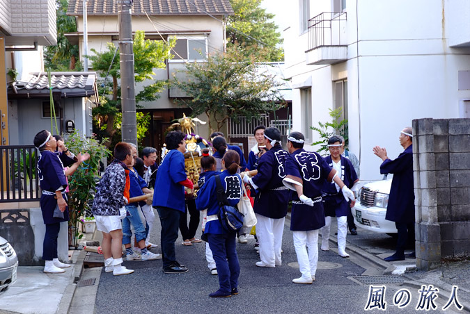 宇山稲荷神社　神輿渡御2009年　氏子の家での神輿振りの写真
