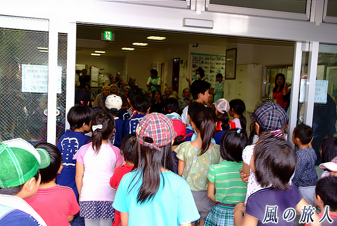 宇山稲荷神社　神輿渡御2009年　介護施設への慰問の写真