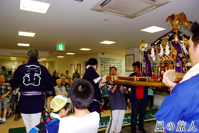 宇山稲荷神社　神輿渡御2009年　施設での神輿振りの写真