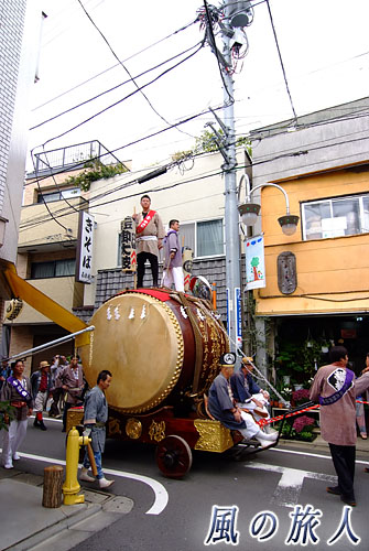 稲荷森稲荷神社の神輿渡御　2009年宵宮　商店街を進む太鼓山車の写真