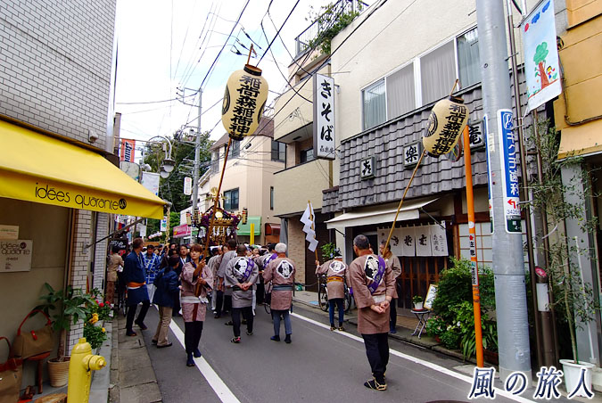 稲荷森稲荷神社の神輿渡御　2009年宵宮　商店街を進む神輿の写真