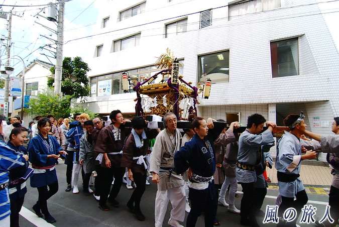 稲荷森稲荷神社の神輿渡御　2009年宵宮　神輿と担ぎ手の写真