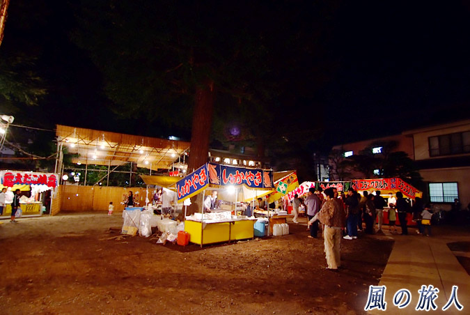 稲荷森稲荷神社の秋祭り　イチョウの木を取り囲む屋台の写真