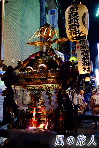 稲荷森稲荷神社の秋祭り　ライトアップされた神輿の写真