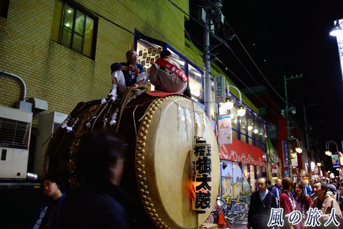 稲荷森稲荷神社の神輿渡御　2009年宵宮宮入　最後の休憩<の写真