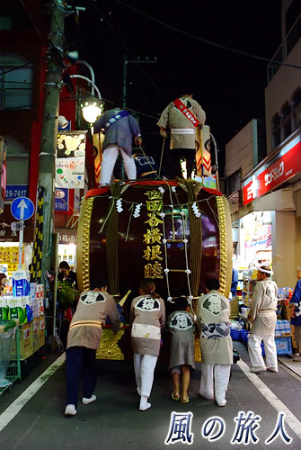稲荷森稲荷神社の神輿渡御　2009年宵宮宮入　大太鼓を押す写真