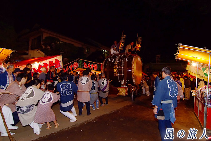 稲荷森稲荷神社の神輿渡御　2009年宵宮宮入　大勢で大太鼓を引っ張る写真
