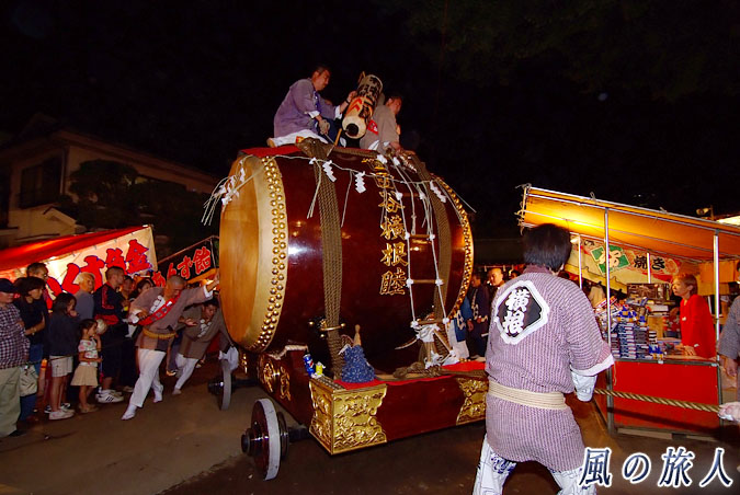 稲荷森稲荷神社の神輿渡御　2009年宵宮宮入　大太鼓の境内での移動の写真