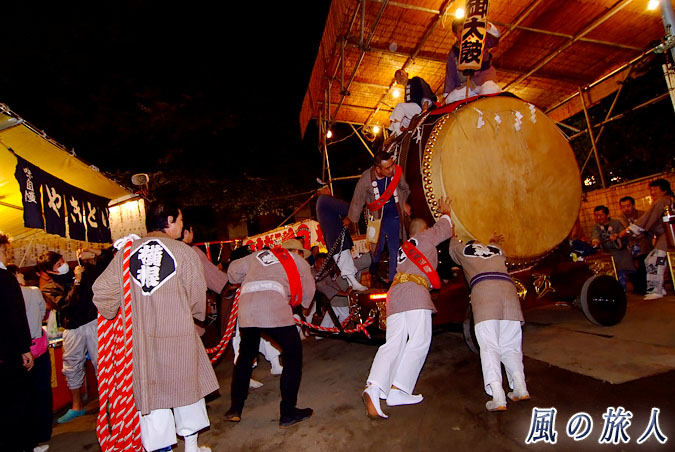 稲荷森稲荷神社の神輿渡御　2009年宵宮宮入　大太鼓を神輿蔵に収める写真