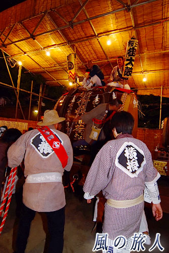 稲荷森稲荷神社の神輿渡御　横根の半纏と大太鼓の写真