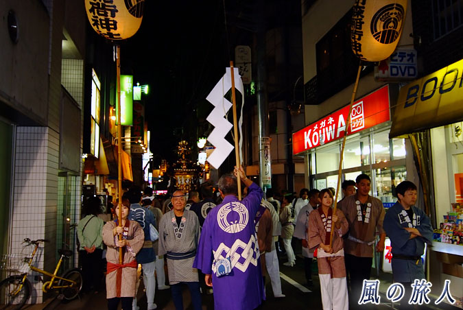 稲荷森稲荷神社の神輿渡御　2009年宵宮宮入　神社へ向かい商店街を進む神輿の写真