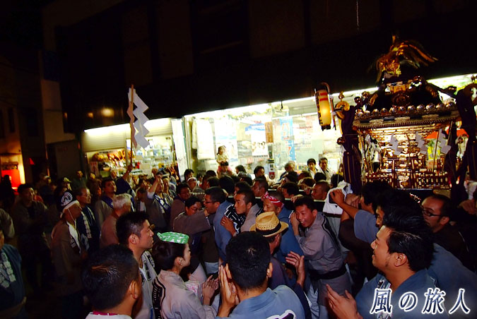 稲荷森稲荷神社の神輿渡御　2009年宵宮宮入　鳥居前でもむ神輿の写真