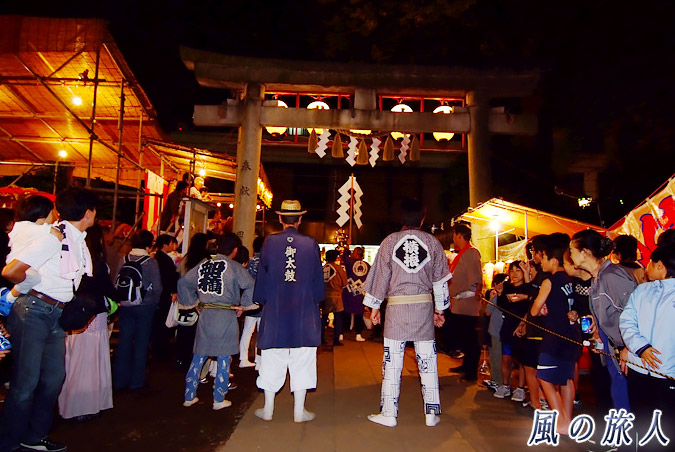 稲荷森稲荷神社の神輿渡御　宮入を見守るの写真