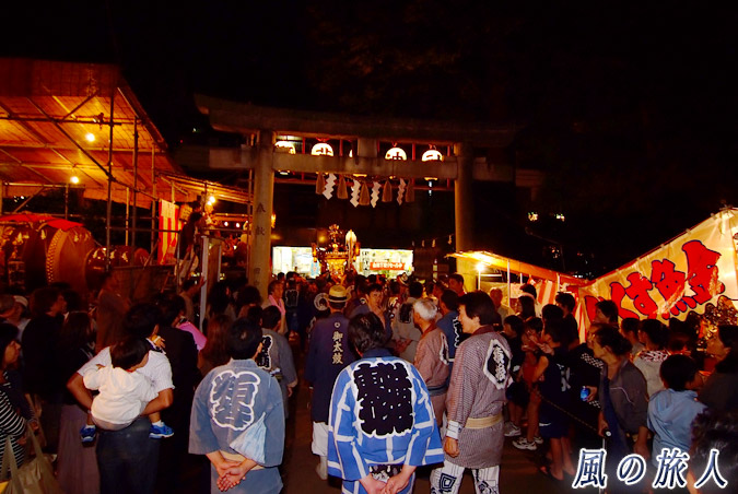稲荷森稲荷神社の神輿渡御　2009年宵宮宮入　神輿の宮入の写真