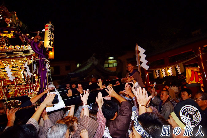 稲荷森稲荷神社の神輿渡御　2009年宵宮宮入　二の鳥居前での差し上げの写真