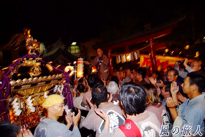 稲荷森稲荷神社の神輿渡御　2009年宵宮宮入　手締めの写真