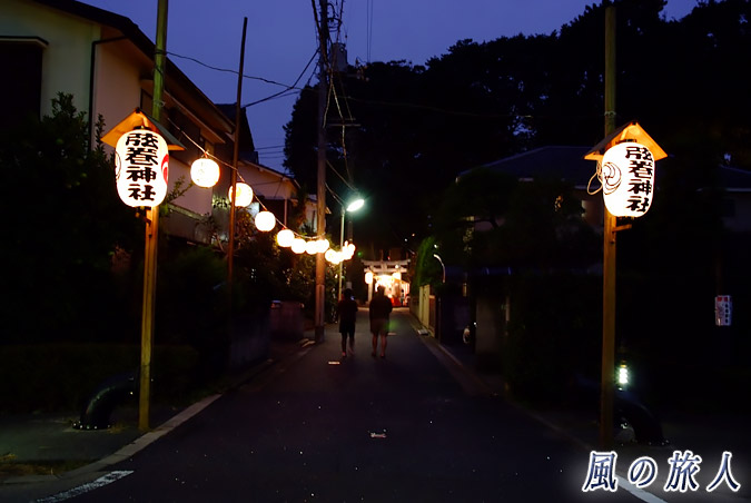 弦巻神社の秋祭り　提灯が灯される参道の写真
