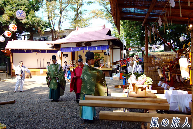 弦巻神社の神輿渡御　神輿前での神事の写真