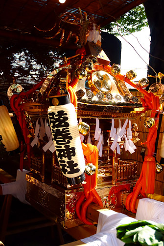 弦巻神社の神輿渡御　金ぴかの神輿の写真