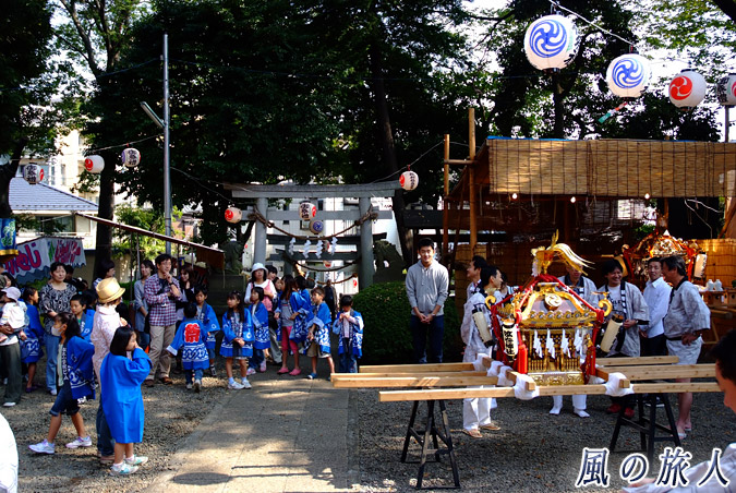 弦巻神社の神輿渡御　子供神輿の準備の写真