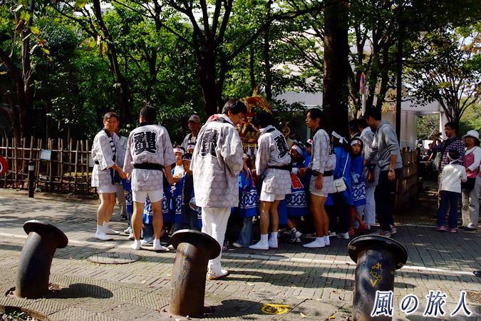 弦巻神社の子供神輿渡御　水道管の障害物の写真