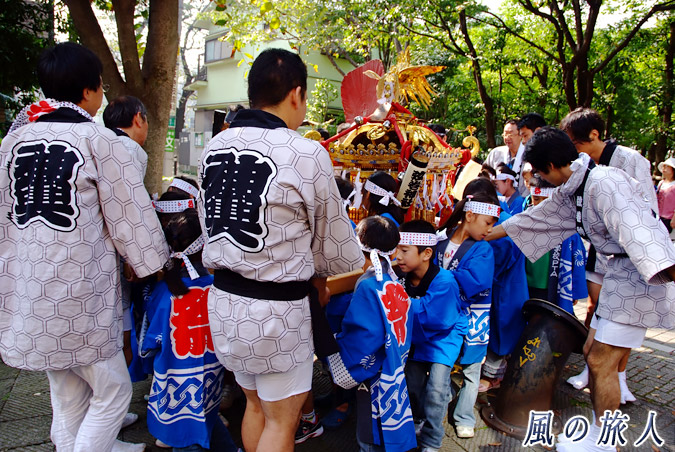 弦巻神社の子供神輿渡御　水道管の障害物を通過する写真
