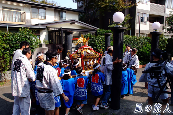 弦巻神社の子供神輿渡御　第二障害、水道管の柱を通過するの写真