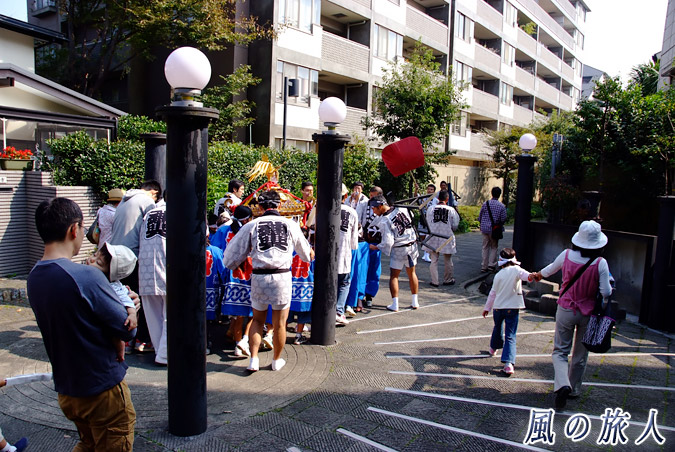 弦巻神社の子供神輿渡御　第二障害、水道管の柱を通過した写真