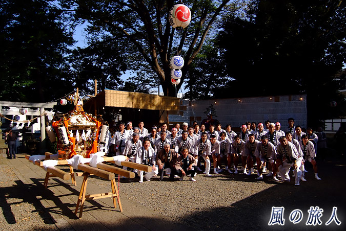 弦巻神社の神輿渡御　神輿と弦衆の写真