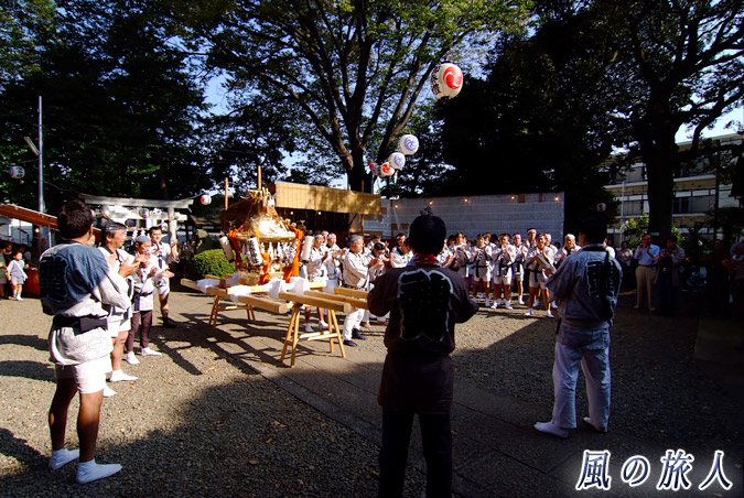 弦巻神社の神輿渡御　出発前の手締めの写真