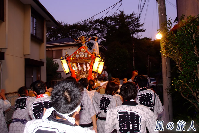 弦巻神社の神輿渡御　夕暮れの渡御の写真
