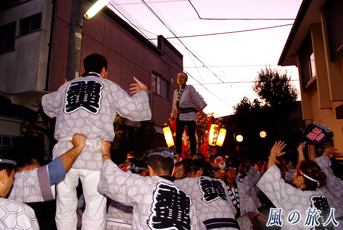 弦巻神社の神輿渡御　神酒所に到着の写真