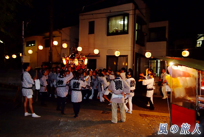 弦巻神社の神輿渡御　神社に到着の写真
